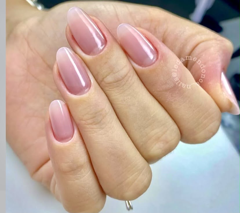 Trabalho de unhas com acabamento natural